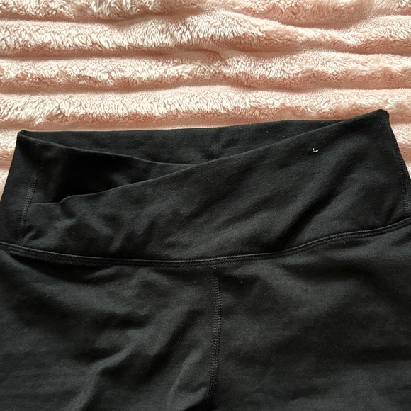 Old Navy Black Women's Bike Shorts - Picture 3 of 4